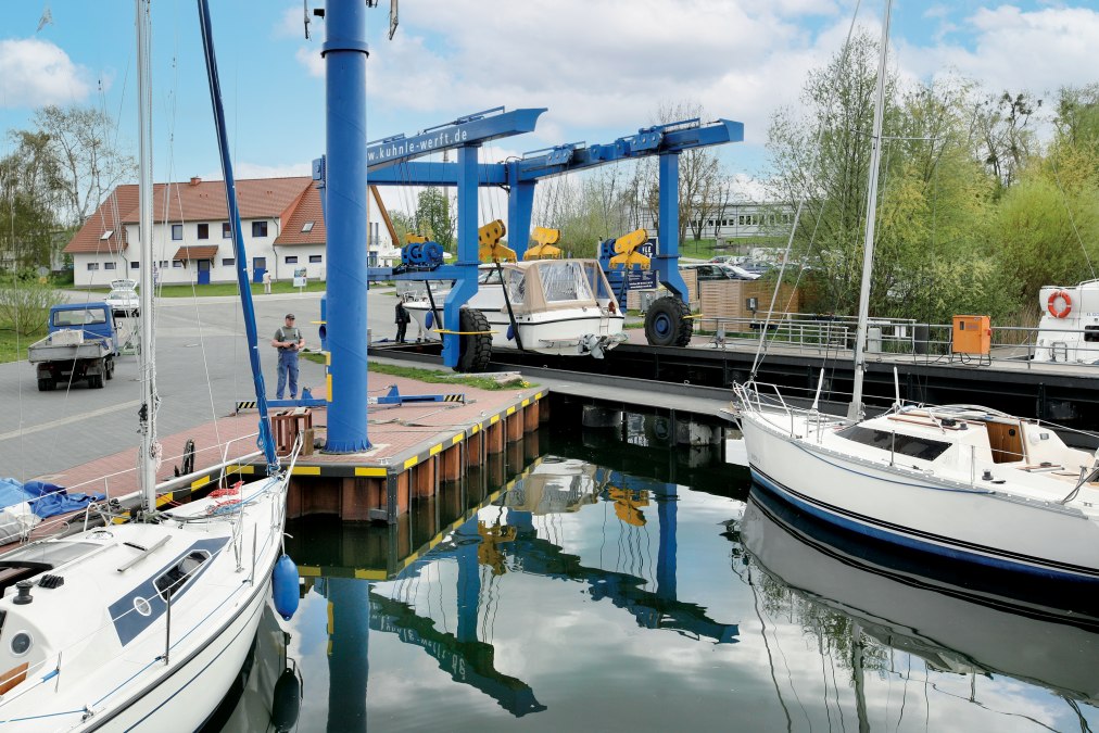 Wir kranen alles: vom Trailerboot bis zum Fahrgastschiff mit 90 Tonnen, &copy; Harald Mertes
