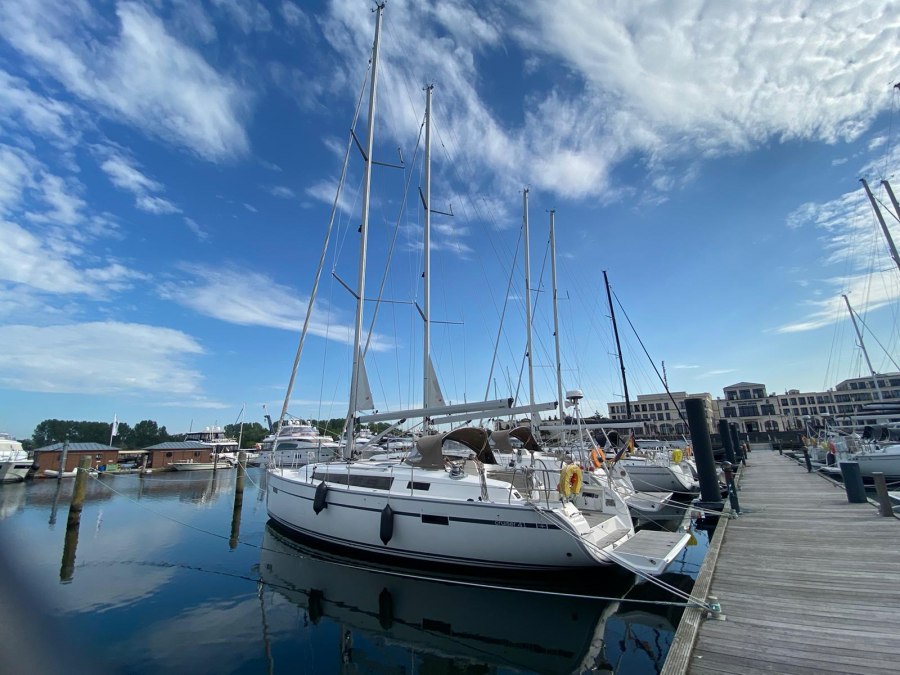 Wir erwarten Sie am Steg G, Trollys zum Transport von Gep&auml;ck und Proviant stehen bereit., &copy; byc