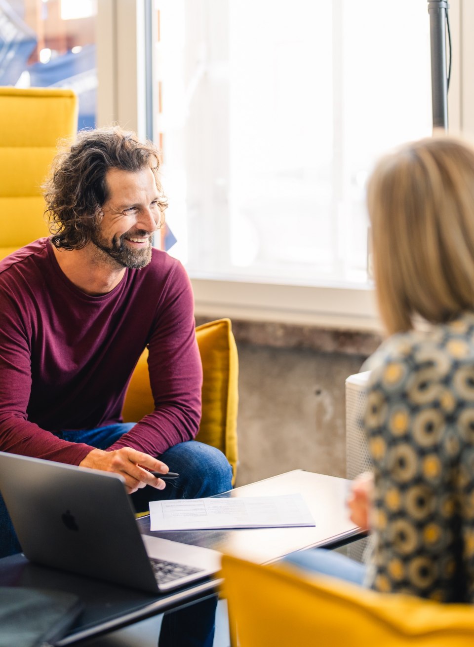  Drei Personen im Gespr&auml;ch in einer gem&uuml;tlichen Sitzecke im InnovationPort Wismar, einem modernen Co-Working-Space.