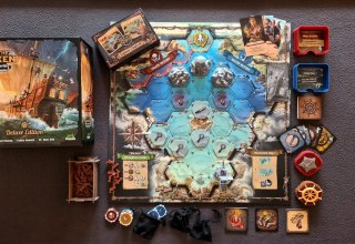 Das Brettspiel "Der Kraken" liegt ausgebreitet auf einem Tisch. // © Funtails Verlag Das Brettspiel "Der Kraken" liegt ausgebreitet auf einem Tisch. // © Funtails Verlag