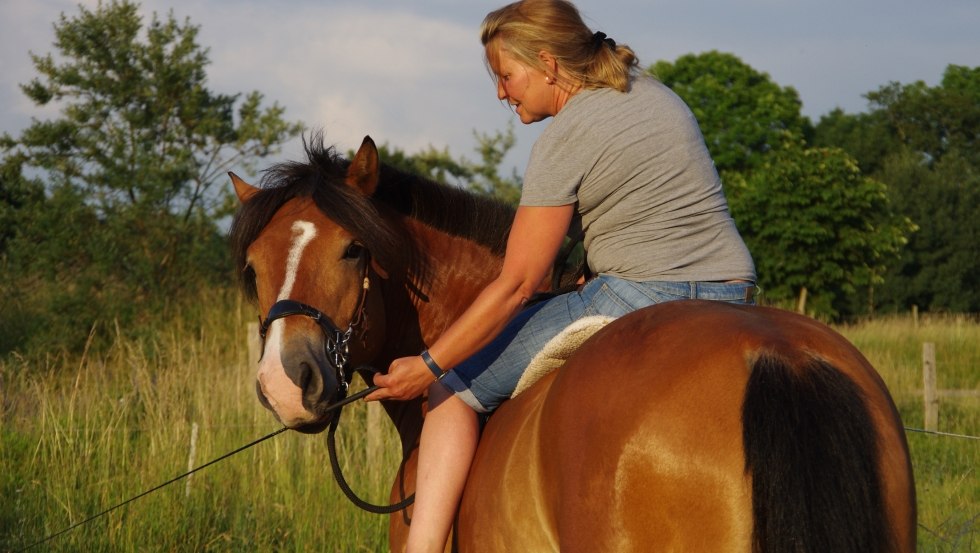 Frau Abeln vom Naturdorf Eickhof im Naturpark Sternberger Seenland freut sich auf Sie, © Naturdorf Eickhof/ Abeln Frau Abeln vom Naturdorf Eickhof im Naturpark Sternberger Seenland freut sich auf Sie, © Naturdorf Eickhof/ Abeln