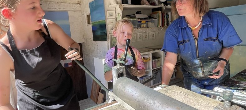 Jeder druckt sechs eigene Grafiken in unterschiedlicher Farbigkeit // &copy; Ute Laux