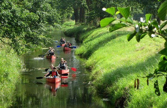 Begeleide kanotocht op de Sude tussen Redefin en Gößlow // © Jessenitzer Aus- und Weiterbildung e.V. Begeleide kanotocht op de Sude tussen Redefin en Gößlow // © Jessenitzer Aus- und Weiterbildung e.V.