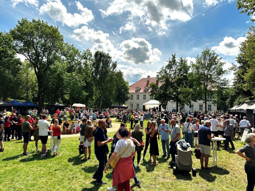 Weinblütenfest Schloss Rattey 2024 // © Weingut Schloss Rattey | Inselmühle Usedom GmbH Weinblütenfest Schloss Rattey 2024 // © Weingut Schloss Rattey | Inselmühle Usedom GmbH