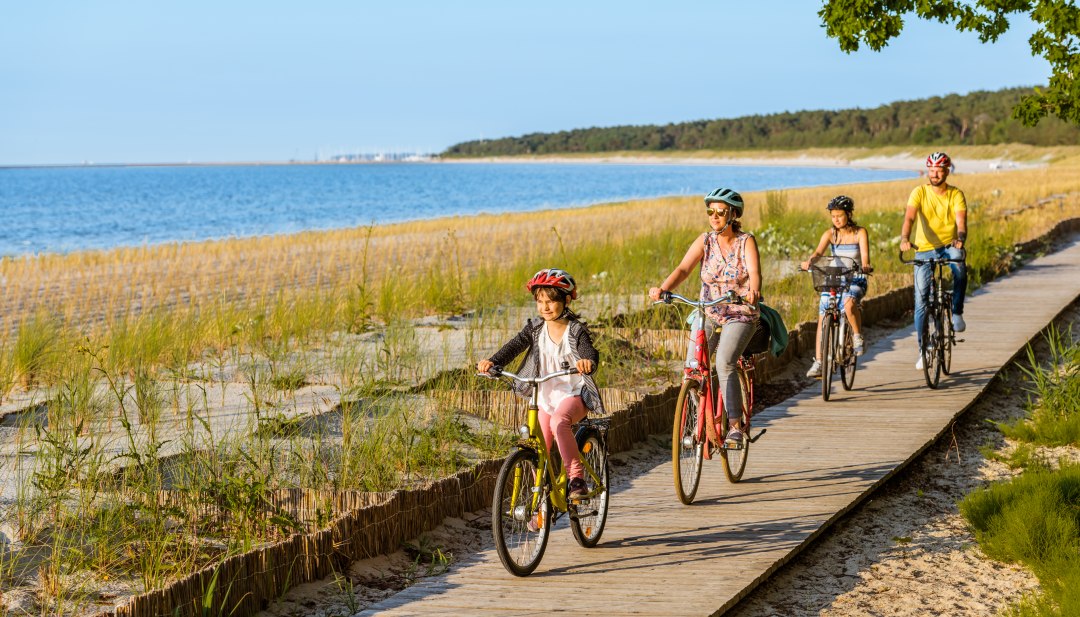 Een gezin van vier fietst over het fietspad op het strand. // Van Kröslin via Freest naar het strand van Lubmin: En Maja is de snelste! // © MV-T/Tiemann Een gezin van vier fietst over het fietspad op het strand.
