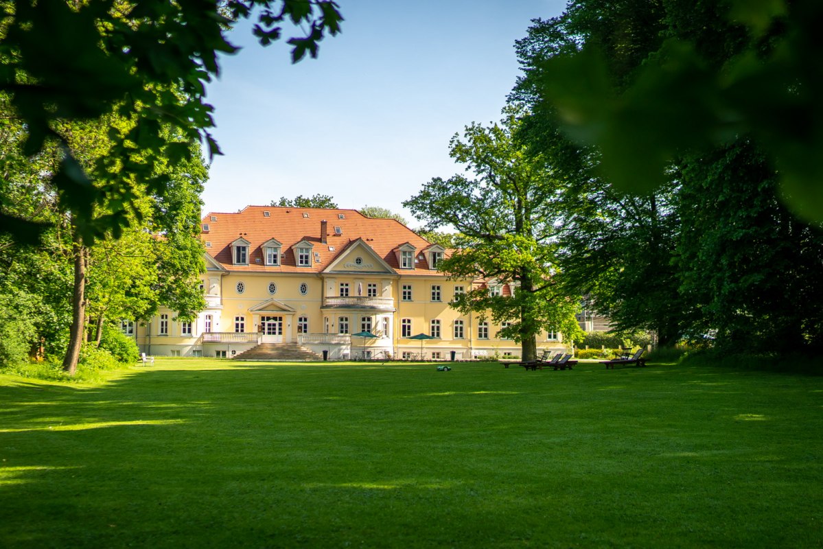 Das Gutshaus mit seinem gro&szlig;z&uuml;gigen gepflegten, ruhigen Gutspark-Gel&auml;nde. // &copy; Kloster Gut Saunstorf