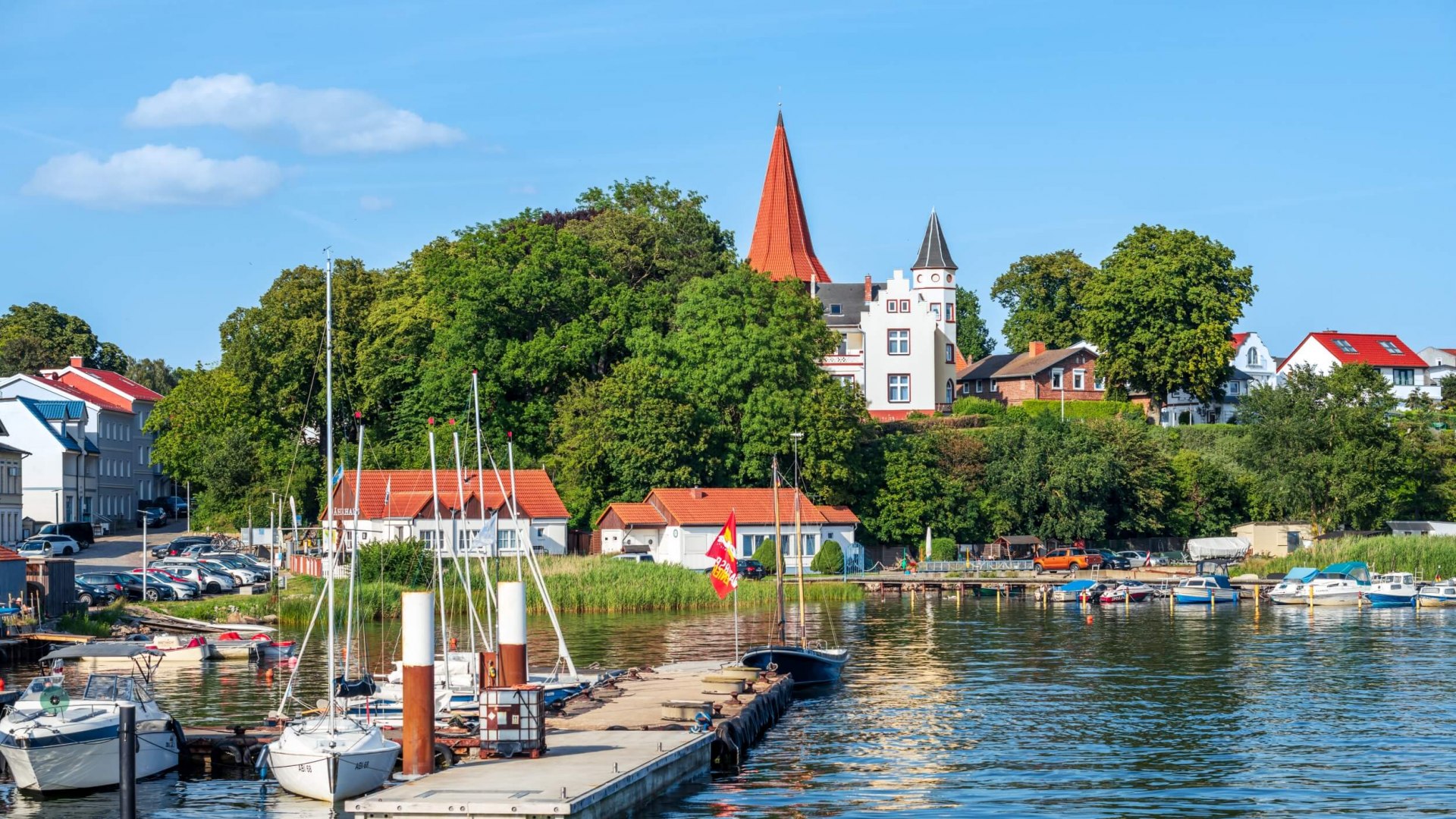 Liegt malerisch am anderen Ufer des Strelasunds: Altefähr mit St. Nikolai // © MV-T/Tiemann Liegt malerisch am anderen Ufer des Strelasunds: Altefähr mit St. Nikolai // © MV-T/Tiemann