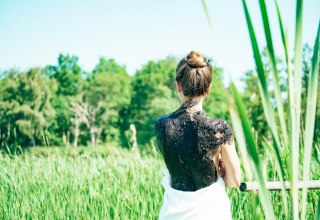 Das Moor um Bad S&uuml;lze wird als Gesundheitsanwendung auf den R&uuml;cken aufgetragen // &copy; MV-T/Petermann