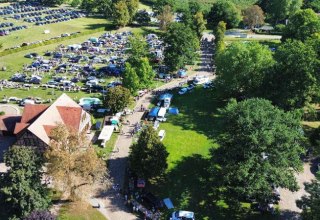 Flohmarkt auf historischem Gelände // © Schwechower Obstbrennerei GmbH Flohmarkt auf historischem Gelände // © Schwechower Obstbrennerei GmbH