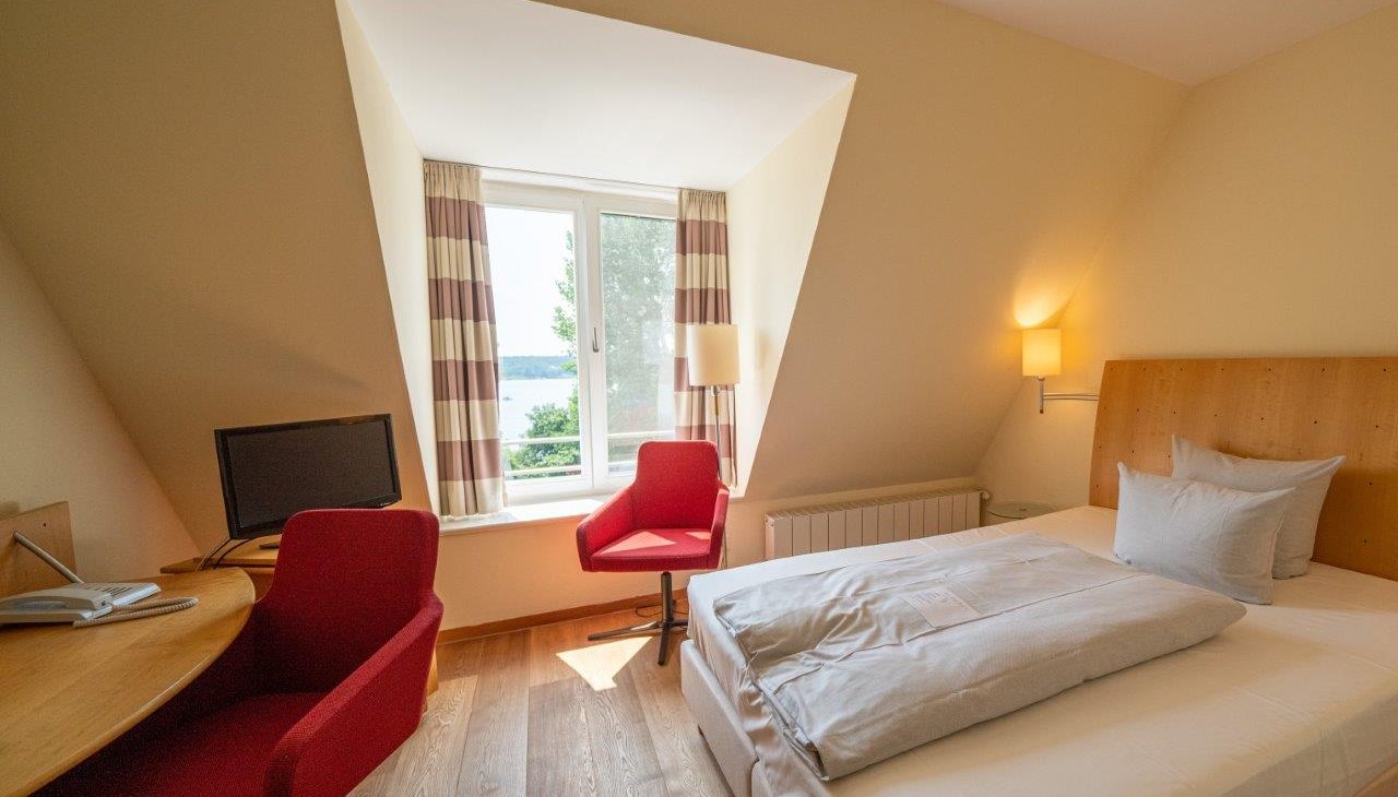Einblick in ein Doppelzimmer des Hotels Kleines Meer, &copy; Hotel Kleines Meer