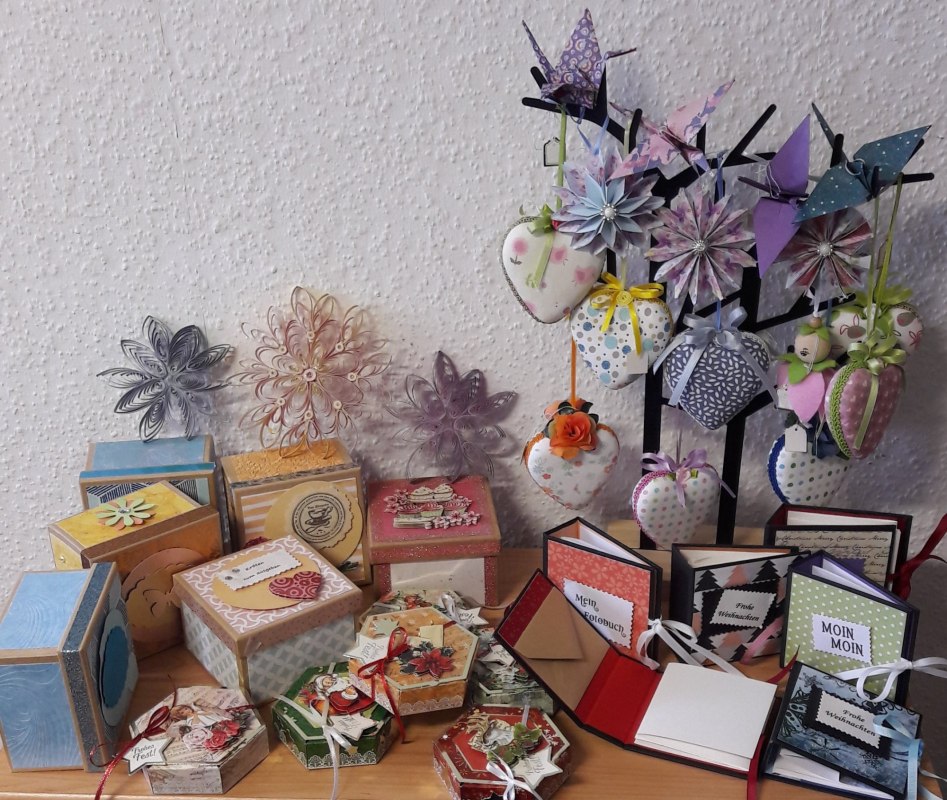 Papierarbeiten, Geschenkboxen, Fotobuch, Bl&uuml;ten // &copy; Rosemarie Schwarz