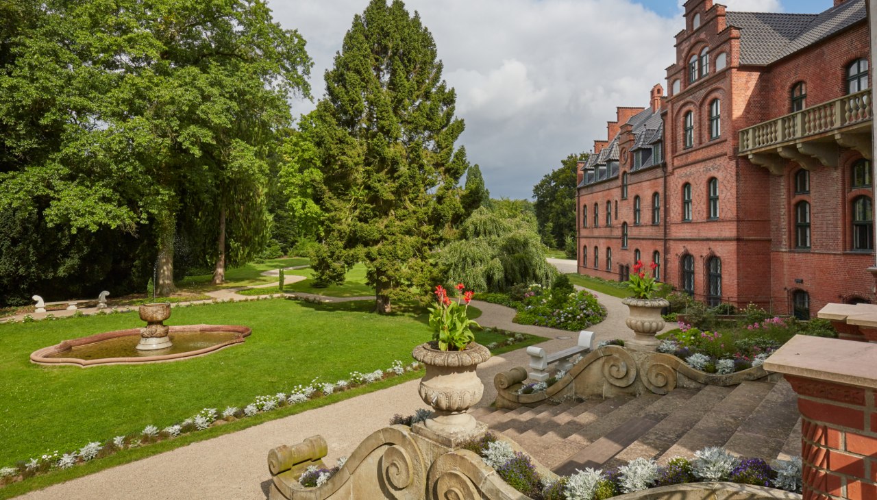Vorplatz mit Freitreppe auf Schloss Wiligrad, © SSGK MV / Thomas Grundner Vorplatz mit Freitreppe auf Schloss Wiligrad, © SSGK MV / Thomas Grundner