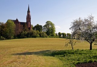Schlieffenberg omgivet af marker og s&oslash;er // &copy; Kirchgemeinde Wattmannshagen
