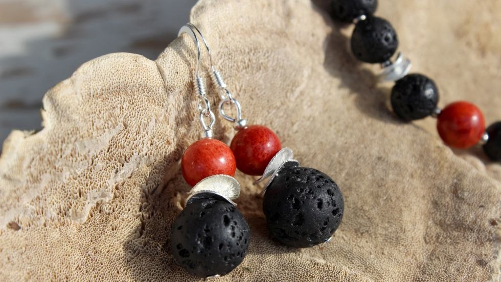 Ohrringe aus Lava, roter Koralle und 925er Sterling Silber, © Steffi Grützmacher