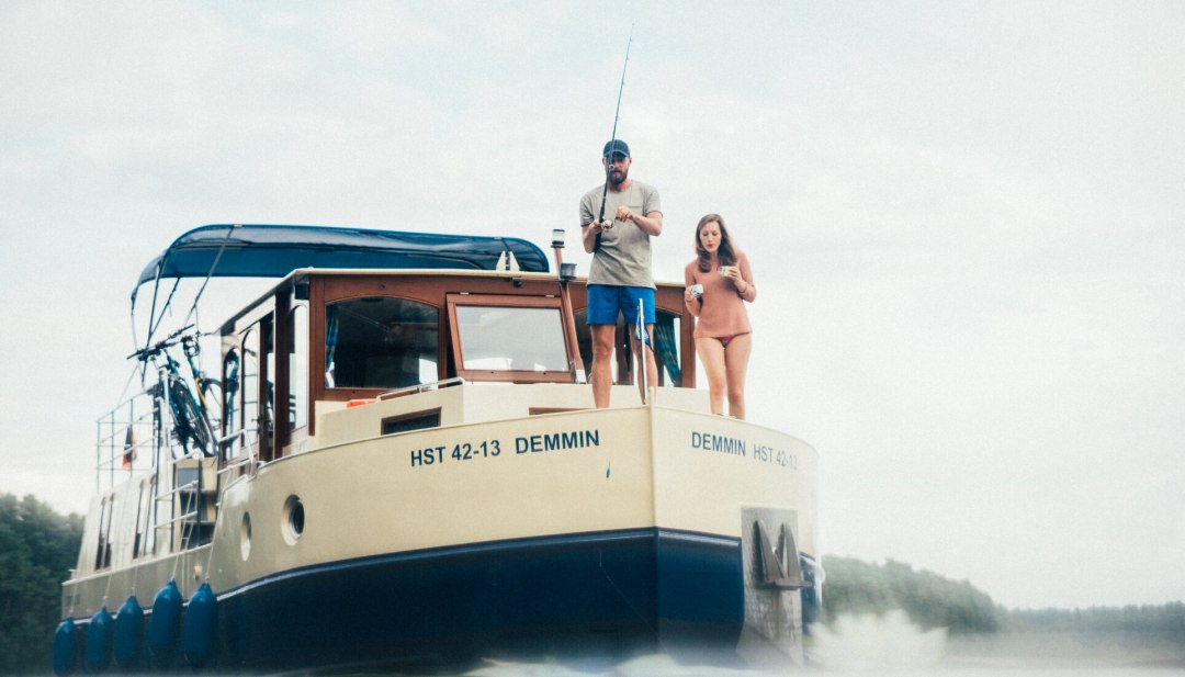 Mit dem Hausboot unterwegs auf dem Mirower See. Ein Perfekter Ort zum angeln., &copy; MV-T/G&auml;nsicke