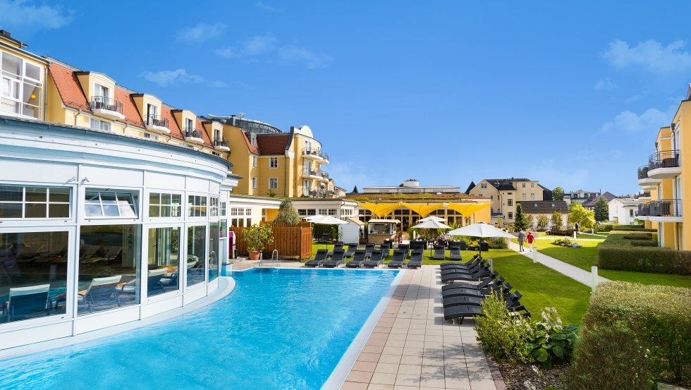 Gartenanlage mit ganzjährig beheiztem Außenpool // © Kaiserbad Bansin Hotelbetriebsgesellschaft mbH & Co. KG Gartenanlage mit ganzjährig beheiztem Außenpool // © Kaiserbad Bansin Hotelbetriebsgesellschaft mbH & Co. KG