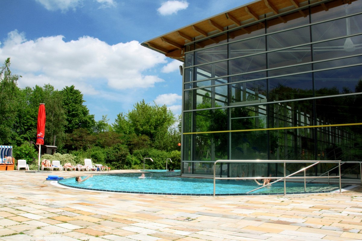 Au&szlig;enbecken bei sch&ouml;nem Wetter // &copy; David Ritter / &copy; Freizeitbad Greifswald