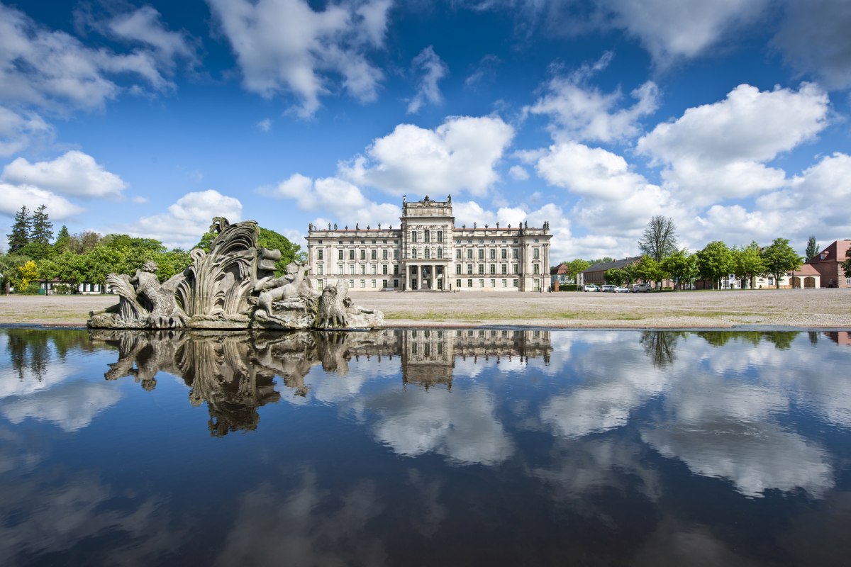 Schloss Ludwigslust mit Spiegelung im Karauschenteich // &copy; SSGK MV / J&ouml;rn Lehmann