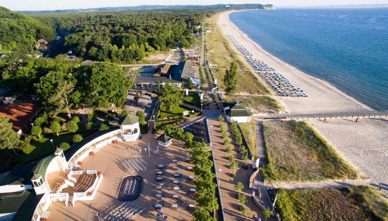 Der Kurplatz im Ostseebad G&ouml;hren mit dem historischen Kurpavillon direkt in Strandn&auml;he, &copy; KVG&ouml;hren/Kokenge