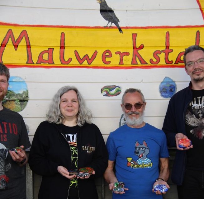 Gruppenfoto der Kreativ Samstag Teilnehmer mit ihren fertigen Arbeiten - magisch Gl&uuml;ckssteine. // &copy; MV-Kunst Galerie am Mammutbaum