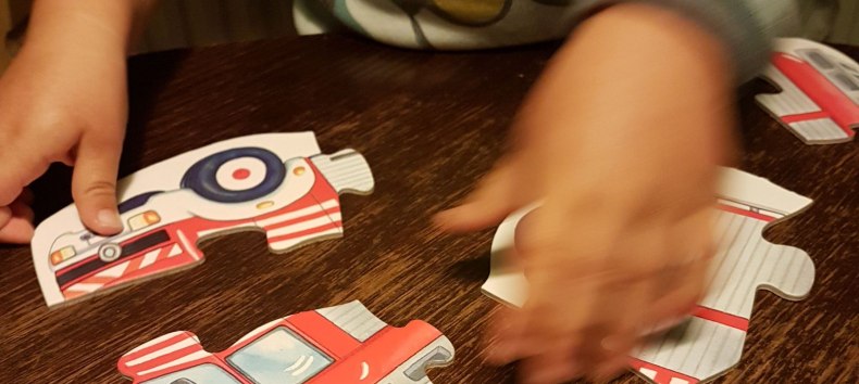 Kleinkind puzzelt beim Elterntreff Bibolinchen, © Stadtbibliothek Stralsund Kleinkind puzzelt beim Elterntreff Bibolinchen, © Stadtbibliothek Stralsund