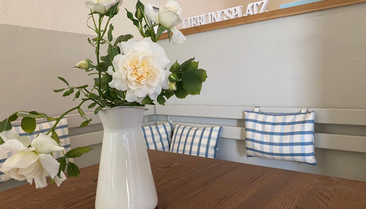 am Tisch, &copy; Disterheft