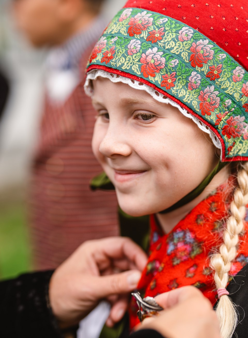 Kind trägt die Mönchguter Kindertracht. // Auch die jüngsten Mönchguter werden in der Kindertrachtengruppe schon mit der Tracht Ihrer Ahnen vertraut gemacht. // © MV-T/Gross Kind trägt die Mönchguter Kindertracht.