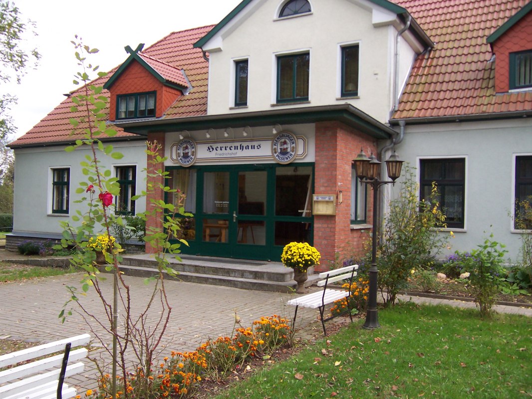 Herrenhaus Friedrichshof - Hofseite // &copy; Herrenhaus Friedrichshof