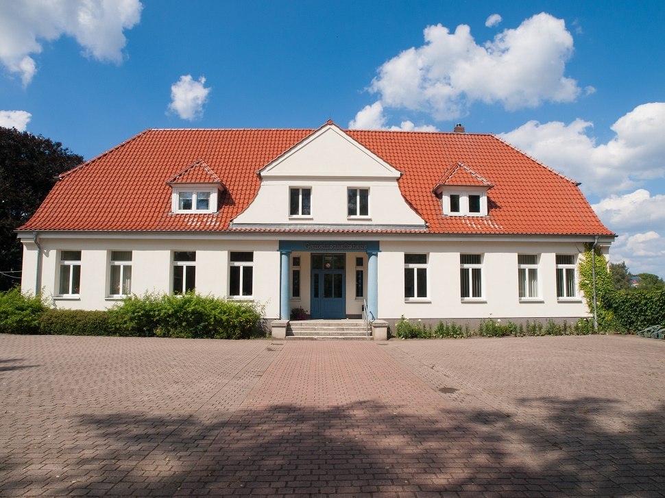 Frontales Bild des Gemeinschaftshauses Sanitz // &copy; Frank Burger