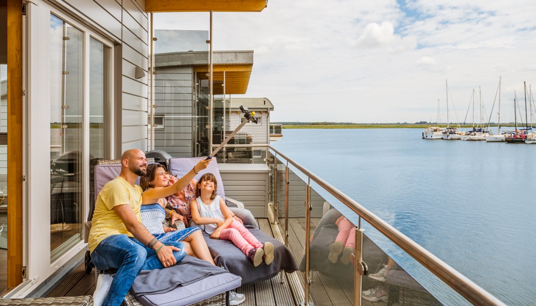 Erst mal ein Selfie! Der Tag beginnt auf dem Balkon des schwimmenden Ferienhauses im Baltic Sea Resort in Kröslin. // © MV-T/Tiemann Erst mal ein Selfie! Der Tag beginnt auf dem Balkon des schwimmenden Ferienhauses im Baltic Sea Resort in Kröslin. // © MV-T/Tiemann