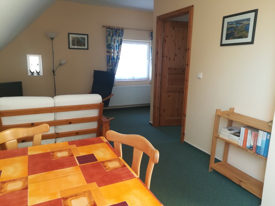 Blick ins Wohnzimmer Richtung Sitzecke, &copy; Andrea Schulze