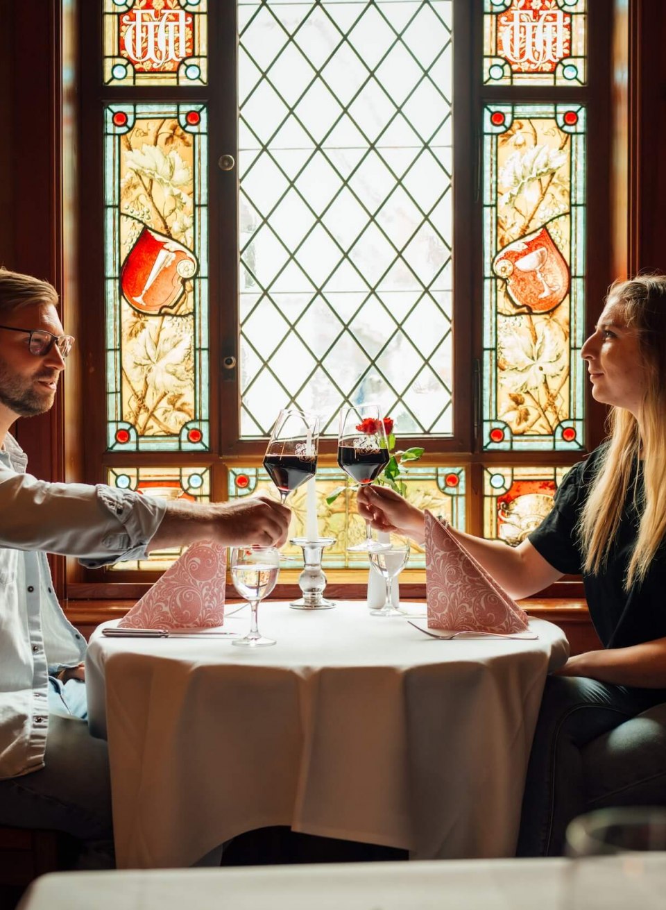 Ein Paar im Restaurant Wöhler stö&szlig;t mit Wein an