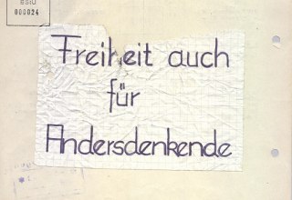 Flugblatt mit der Aufschrift "Freiheit auch für Andersdenkende" // © Bundesarchiv/Stasi-Unterlagen-Archiv Flugblatt mit der Aufschrift "Freiheit auch für Andersdenkende" // © Bundesarchiv/Stasi-Unterlagen-Archiv