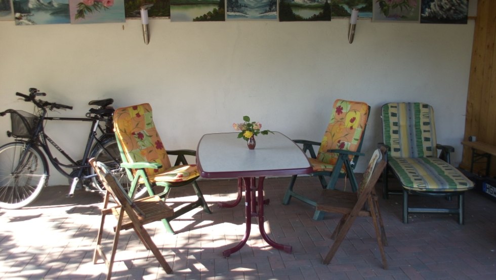 F&uuml;r G&auml;ste der Ferienwohung steht im Au&szlig;enbereich eine &uuml;berdachte Terrasse zum Verweilen bereit // &copy; Atelier "JuGeLy" / G&ouml;rres