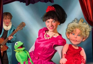Die Puppenspieler halten die Prinzessin und einen Frosch in der Hand. // © Theater Phoebus Die Puppenspieler halten die Prinzessin und einen Frosch in der Hand. // © Theater Phoebus