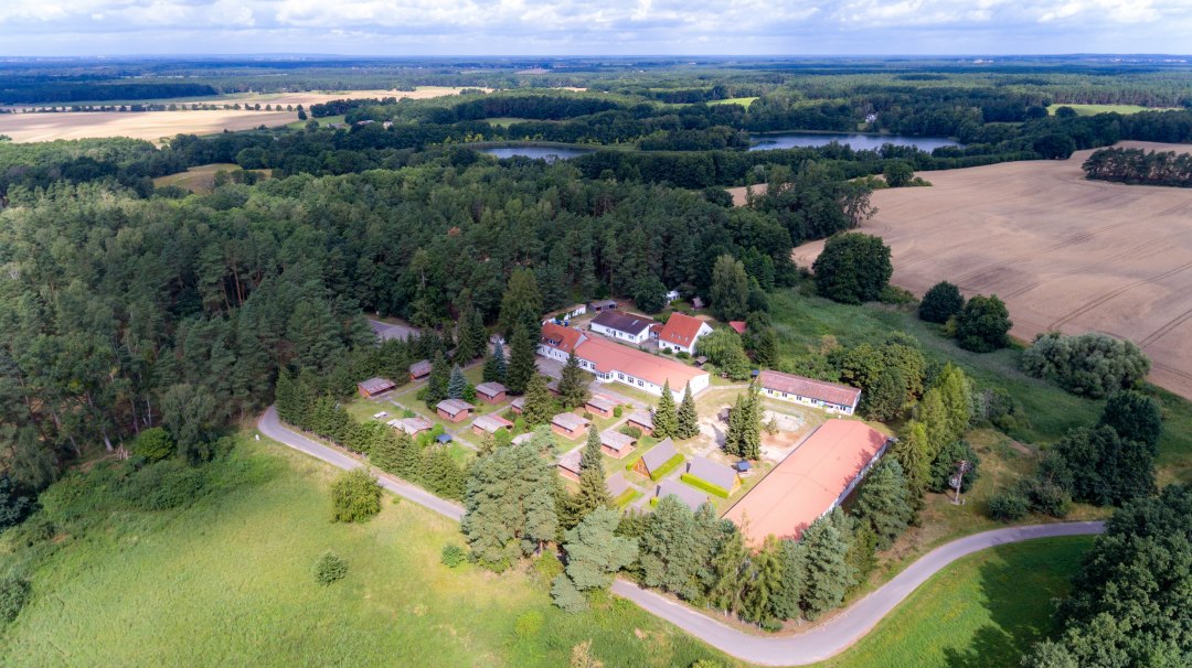 Luchtfoto, &copy; Jugendbegegnungsst&auml;tte "Am Kutzow-See" Pl&ouml;wen