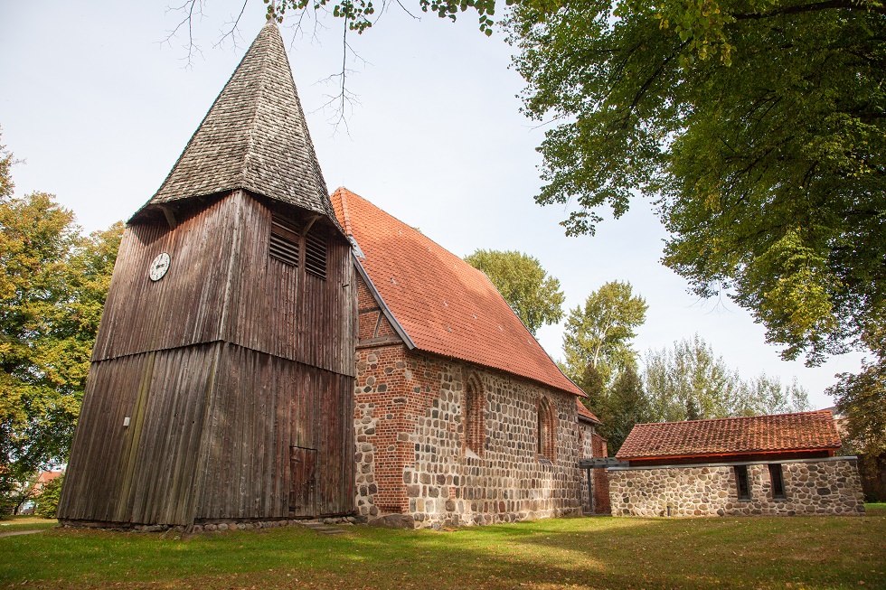 Die Kirche Roggendorf gehört zur ev. Gemeinde Gadebusch. // © Frank Burger Die Kirche Roggendorf gehört zur ev. Gemeinde Gadebusch. // © Frank Burger