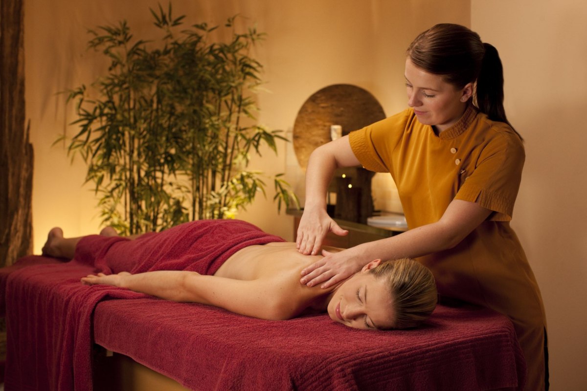 Erleben Sie den Zauber der klassischen skandinavischen Massagekunst. // © Yachthafenresidenz Hohe Düne, www.hohe-düne.de Erleben Sie den Zauber der klassischen skandinavischen Massagekunst. // © Yachthafenresidenz Hohe Düne, www.hohe-düne.de