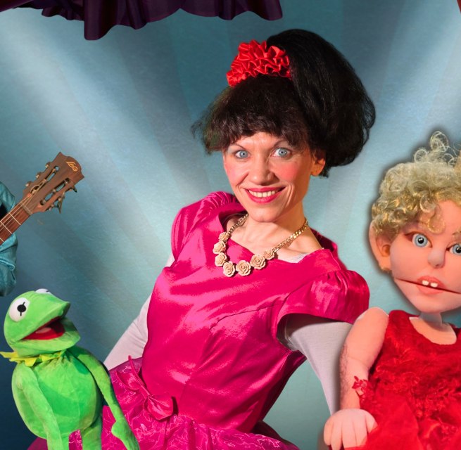 Die Puppenspieler halten die Prinzessin und einen Frosch in der Hand. // &copy; Theater Phoebus