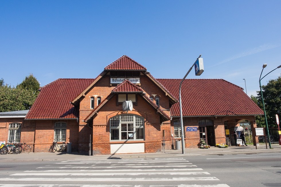 Das Empfangsgebäude des Bahnhofs Wismar., © Frank Burger Das Empfangsgebäude des Bahnhofs Wismar., © Frank Burger