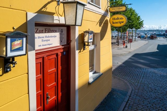 Eingang zur Hafenkneipe "Zur F&auml;hre" // &copy; Franziska H&ouml;pner