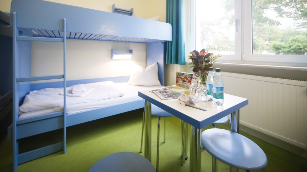 Gem&uuml;tliche, moderne Zimmer mit Doppelstockbetten und Blick auf's Herbergsgel&auml;nde oder den Strand, &copy; DJH MV / Danny Gohlke