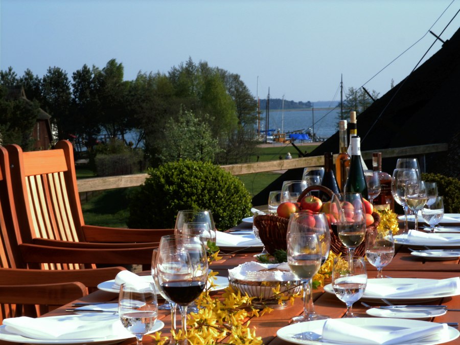 Uitzicht vanaf het terras van het restaurant naar de haven, &copy; Martina Evers