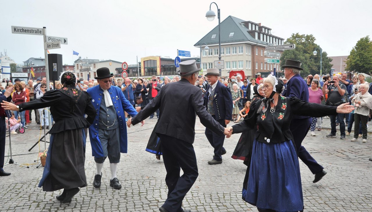 Historische Trachten und T&auml;nze pr&auml;sentiert vom Warnem&uuml;nde Verein, &copy; Joachim Kloock