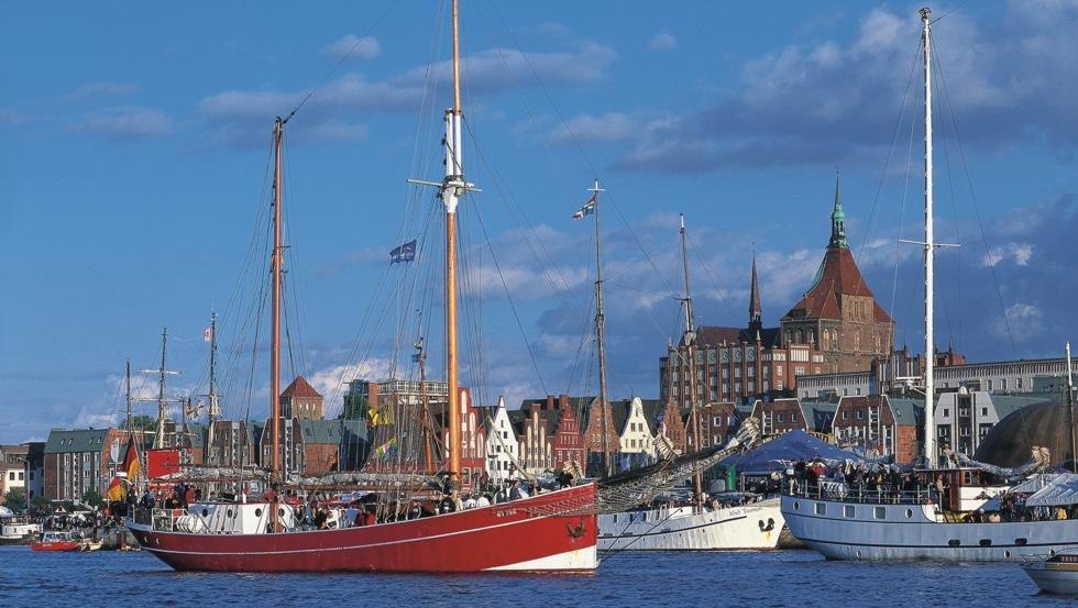 Maritime Geschäftigkeit: Großseglern im Hafen der Hansestadt Rostock, © TMV/Legrand
