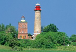 Die Leuchtt&uuml;rme am Kap Arkona auf der Insel R&uuml;gen im Sonnenschein // &copy; MV-T/Messerschmidt
