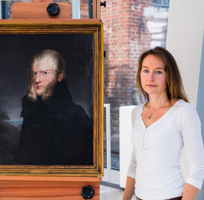 Katrin Staude vor dem Portrait von Caspar David Friedrich