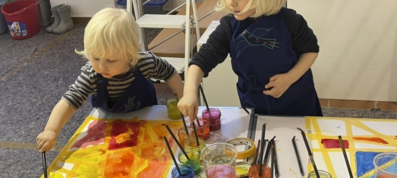 Kinder beim Malen mit Aquarellfarbe // © Ute Laux Kinder beim Malen mit Aquarellfarbe // © Ute Laux