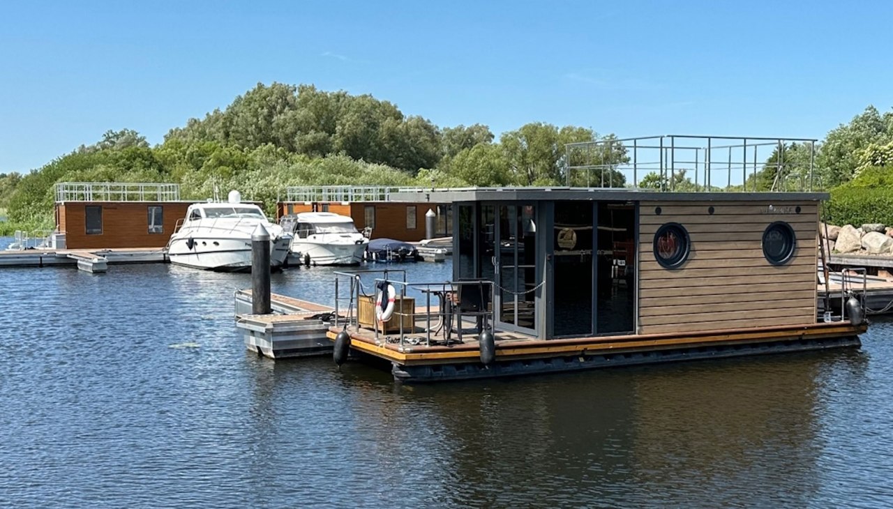Hausboot im Hafen, © C. Kaufmann