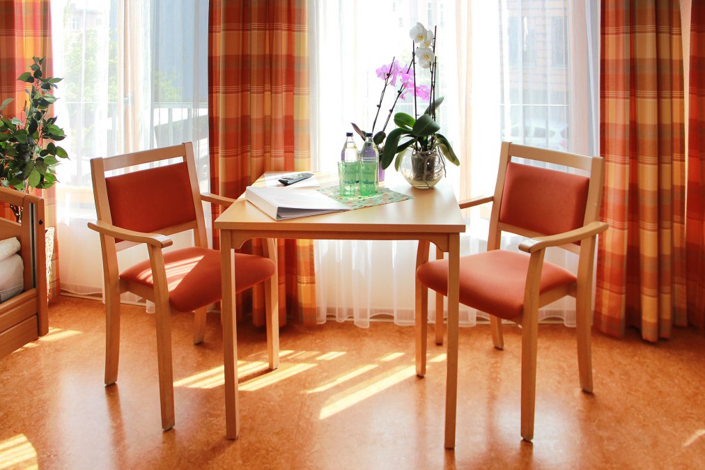 Helles Zimmer mit Sitzgelegenheit, © Netzwerk für Menschen